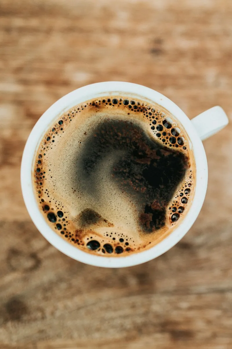 白いカップに注がれたブラックコーヒー