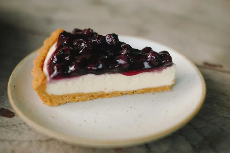ベリーソースをのせたチーズケーキ